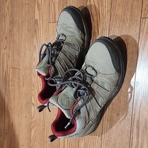 Columbia hiking shoes women's 9.5